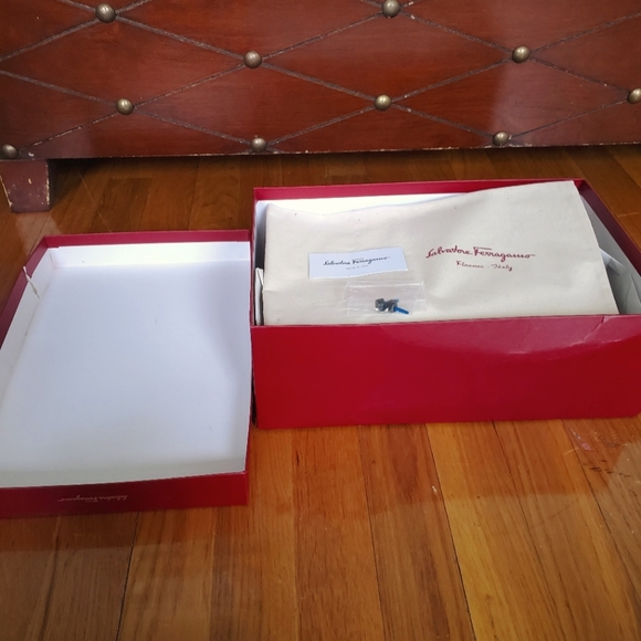 Authentic Salvatore Ferragamo Pacella Black Leather T-Strap Sandals Heels Sz 6B - Picture 12 of 15